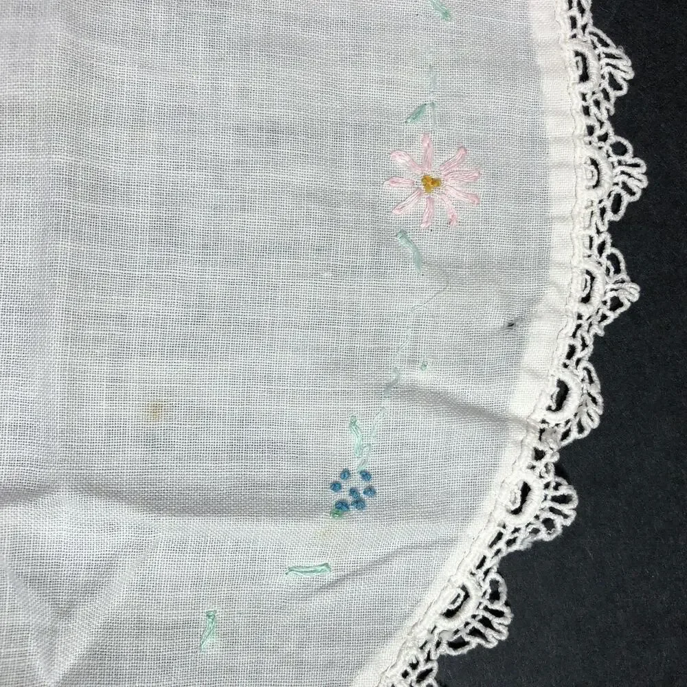 Vintage Oval White Table Topper Embroidery Crocheted Edge 14